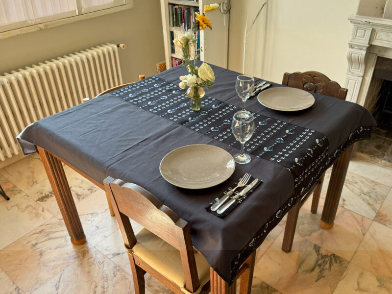 Parure Nappe Déperlante Indigo Cauris et porte-couverts assortis