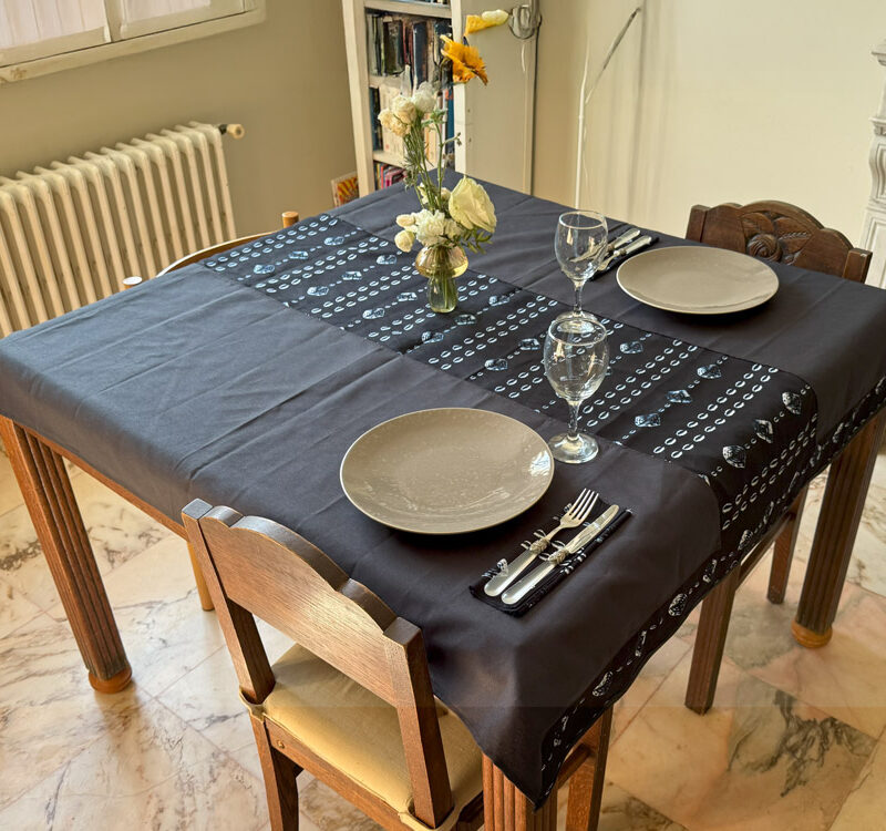 Parure Nappe Déperlante Indigo Cauris et porte-couverts assortis