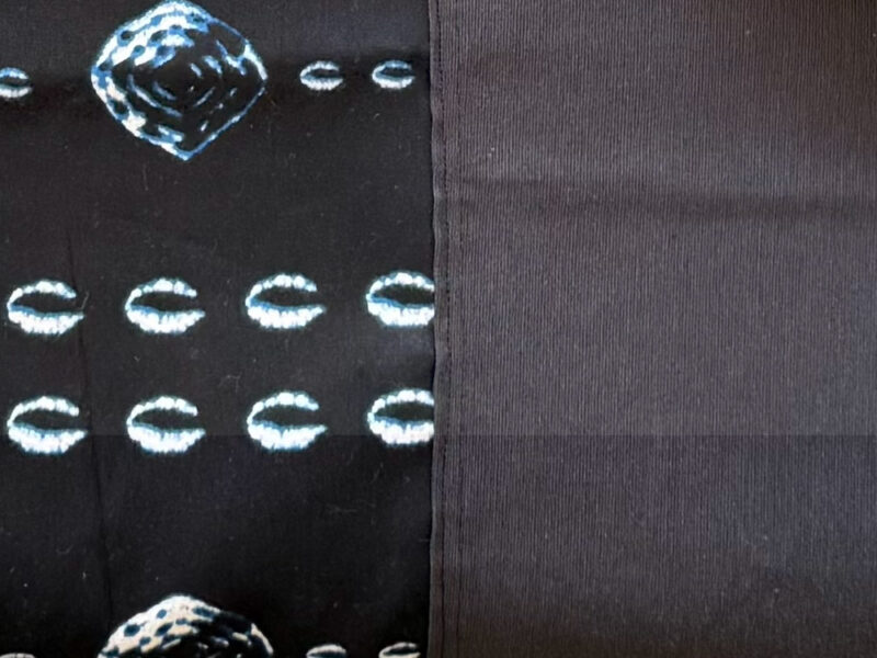 Parure Nappe Déperlante Indigo Cauris et porte-couverts assortis – Image 3