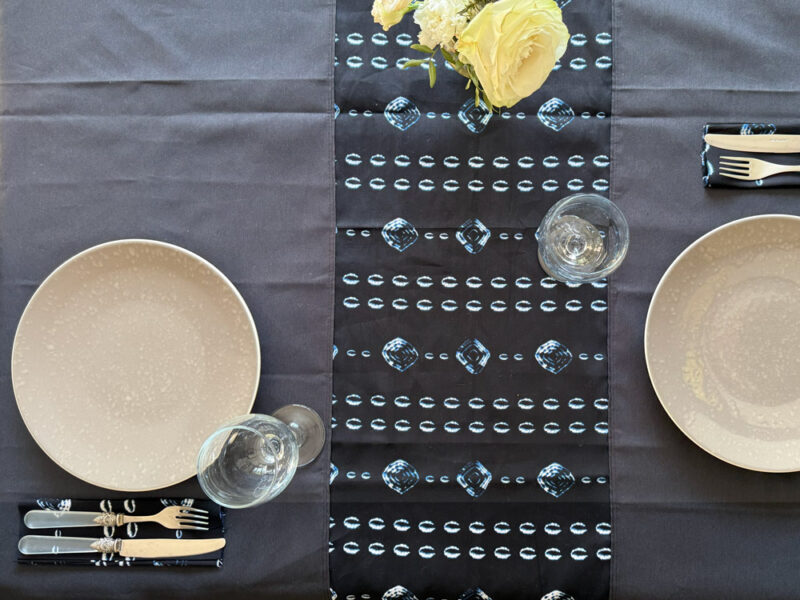 Parure Nappe Déperlante Indigo Cauris et porte-couverts assortis – Image 4